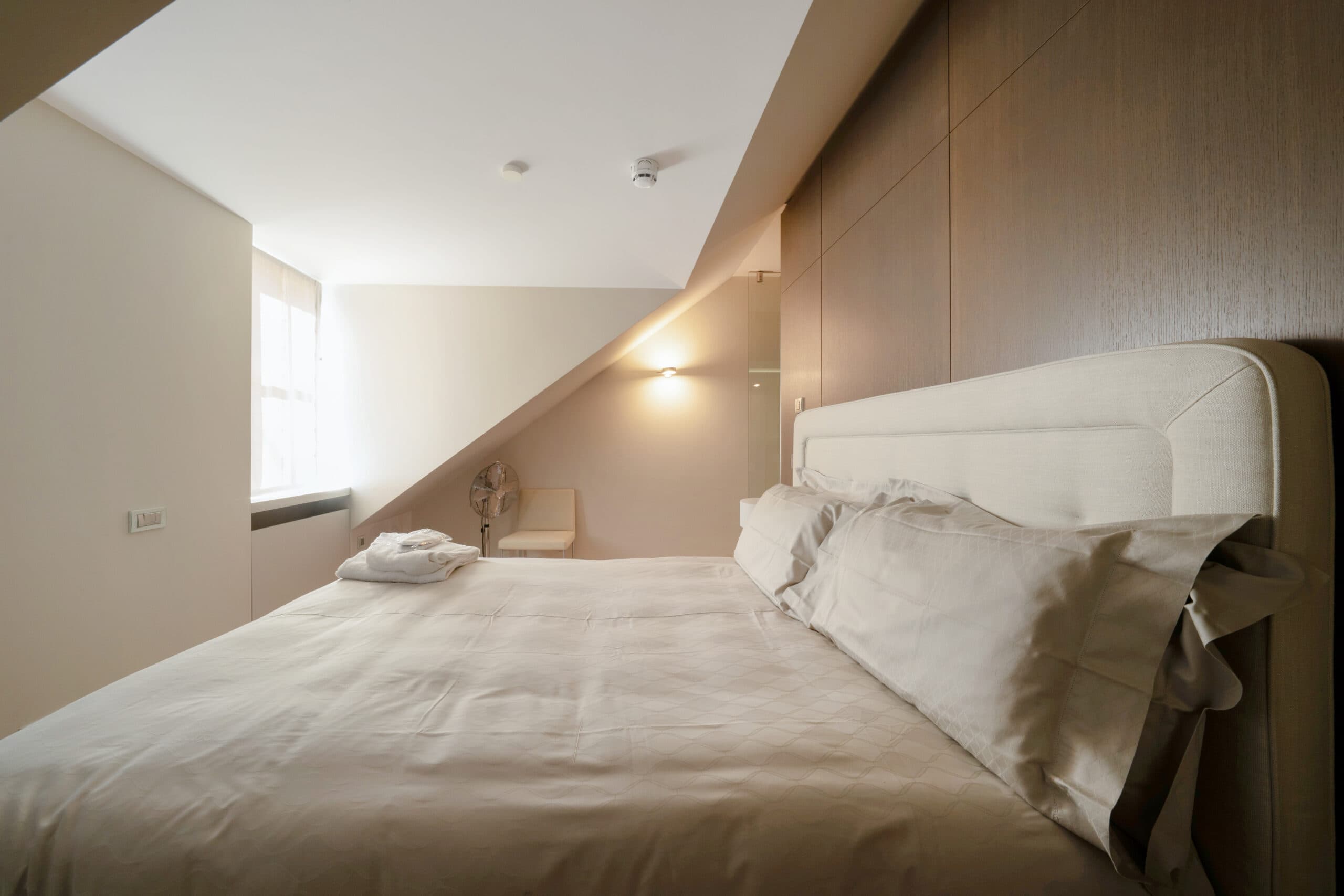 Bathroom with bathtub on the fourth floor.
