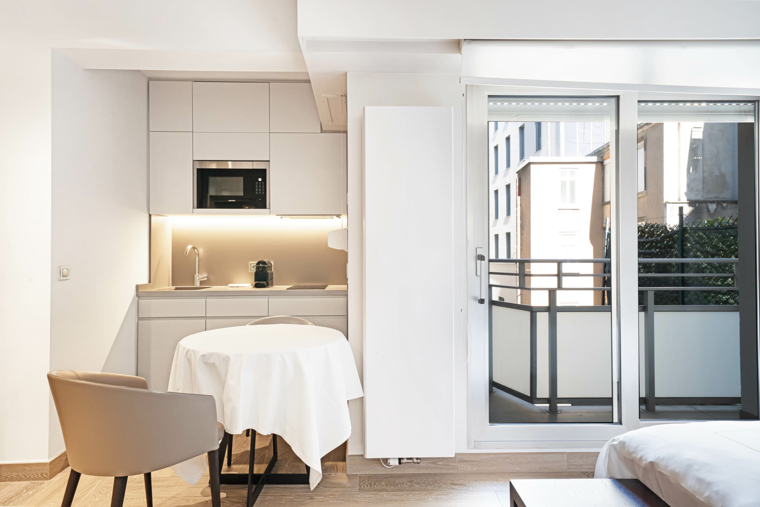 Le lit et le coin salon.